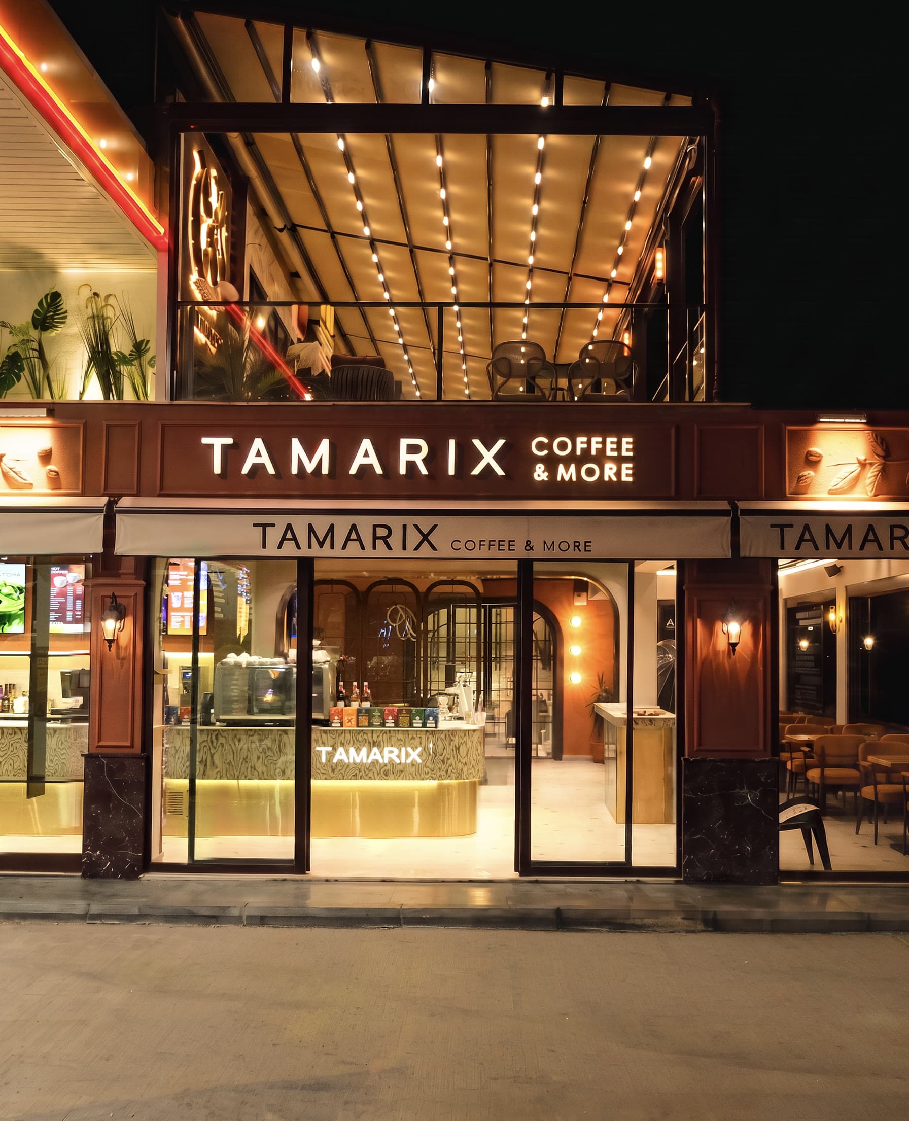Tamarix'in akşam saatlerinde aydınlatılmış cephesi
